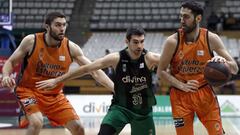 GRAF5229. BADALONA, 23/11/2018.- Joan Sastre (d) y Mike Tobey (i), del Valencia Basket Club, intentan avanzar ante la oposici&oacute;n de Dakota Mathias (c), del Divina Seguros Joventut, durante el partido de la Liga Endesa jugado este mediod&iacute;a en el Palacio Municipal de Deportes de Badalona (Barcelona).- EFE/Andreu Dalmau