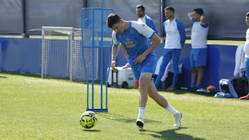 El defensa Miguel Loureiro se ejercita con el Deportivo.