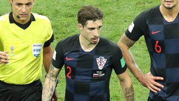 Sime Vrsaljko (Croacia) se retira lesionado en el partido contra Rusia.