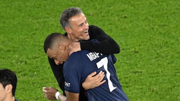 Paris Saint-Germain's Spanish headcoach Luis Enrique celebrates with Paris Saint-Germain's French forward #07 Kylian Mbappe at the end of the UEFA Champions League Group F football match between Paris Saint-Germain (PSG) and AC Milan at the Parc de Princes in Paris on October 25, 2023. (Photo by Bertrand GUAY / AFP)