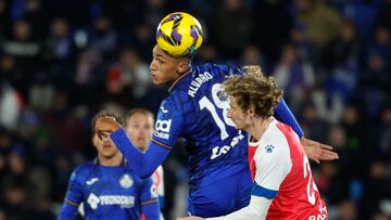 GETAFE (MADRID), 09/12/2024.- El delantero del Getafe Álvaro Rodríguez (i) cabecea un balón ante Alex Kral, del Espanyol, durante el partido de LaLiga EA Sports que Getafe CF y RCD Espanyol disputan hoy lunes en el Coliseum de Getafe. EFE/Juanjo Martín
