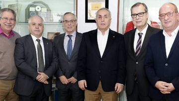 Alejandro Blanco junto a los presidentes de las federaciones de Béisbol, Surf, Kárate, Escalada y Patinaje.