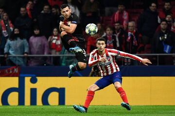 Mario Hermoso, en el partido ante el Leverkusen.