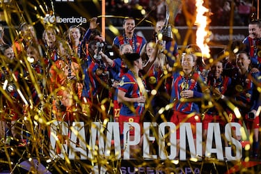 Las jugadoras del Barcelona levantan el trofeo de campeonas de Supercopa de España.