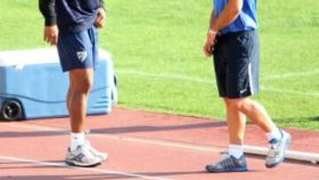 <b>RENQUEANTE. </b>Baptista dialoga sobre la pista del Ciudad de Málaga con el recuperador Hugo Camarero y el masajista Marcelino Torrontegui.