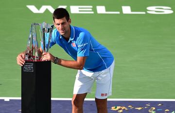 Djokovic posa con el trofeo de Indian Wells de 2015.