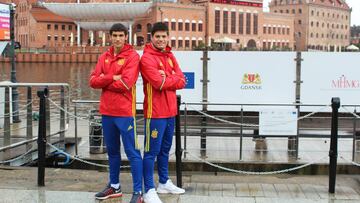 Vallejo y Meré posaron ayer para AS en Gdansk. Los dos comparten habitación y también titularidad en el centro de la defensa.