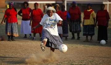 Un grupo de mujeres disfrutan del fútbol en Nkowankowa Township, en la provincia de Limpopo en Sudáfrica.