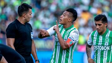 Jugadores de Atlético Nacional en un partido de Liga BetPlay.