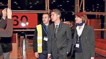 <b>LA ESTRELLA. </b>Cristiano fue el más aclamado a la llegada del Madrid a Barcelona. 300 aficionados acudieron a El Prat y 2.000 al Hotel Gavá.