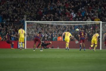 Luis Suárez autor del gol 3-0 de penalti 