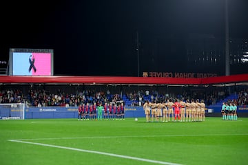 Minuto de silencio en el estadio de Johan Cruyff por los afectados de la DANA momentos antes de comenzar el encuentro de LaLiga F entre el Bacelona y Eibar.