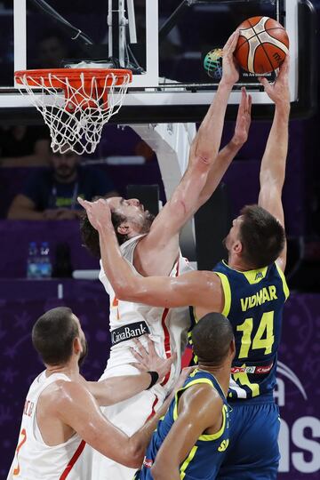 El pívot de la selección española, Pau Gasol, coloca un tapón ante Gasper Vidmar, de Eslovenia, durante el partido de semifinal del Eurobasket 2017