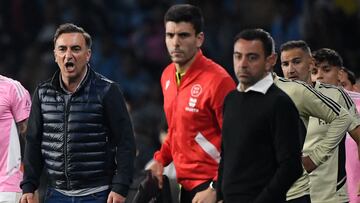 Carlos Carvalhal, entrenador del Celta, da indicaciones y Xavi Hern¨¢ndez, t¨¦cnico del Barcelona, observa el juego durante el partido de la ¨²ltima jornada de la Liga 2022-2023 disputado en Bala¨ªdos.