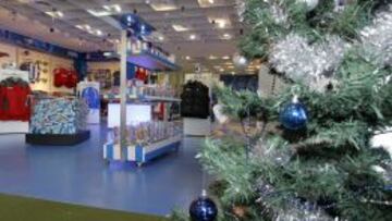 La tienda del Espanyol en Cornell&agrave;-El Prat, tal como capt&oacute; AS, ya est&aacute; engalanada para la Navidad.