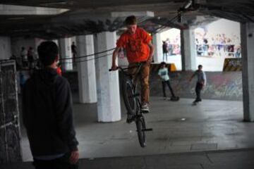 Los ciclistas de BMX se unen a la protesta de los skaters mediante una exhibición debajo de Southbank Centre de Londres pretenden salvar el skatepark de tiendas y cafés.