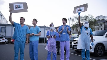 NEWPORT, UNITED KINGDOM - APRIL 16: NHS staff clap while holding a sign which says &#039;RIP Jeremy Williams&#039; as people clap at the Royal Gwent Hospital on April 16, 2020 in Newport, United Kingdom. Following the success of  the &quot;Clap for Our Ca