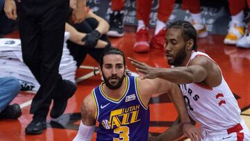 AME3212. TORONTO (CANADÁ), 01/01/2019.- Ricky Rubio (i) de Jazz controla el balón ante su rival Kawhi Leonard de Raptors en su partido de baloncesto de la NBA en Toronto, Canadá, el 1 de enero de 2019. EFE/ WARREN TODA
