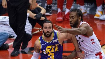 AME3212. TORONTO (CANAD&Aacute;), 01/01/2019.- Ricky Rubio (i) de Jazz controla el bal&oacute;n ante su rival Kawhi Leonard de Raptors en su partido de baloncesto de la NBA en Toronto, Canad&aacute;, el 1 de enero de 2019. EFE/ WARREN TODA