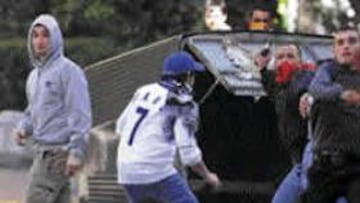 Los aficionados radicales del Real Madrid protagonizaron una auténtica batalla campal en los aledaños del estadio Santiago Bernabéu.