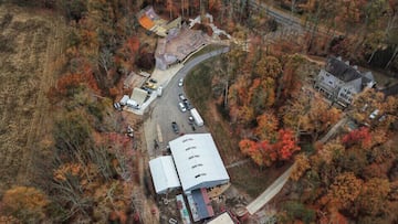 La casa de Travis Pastrana con el skatepark, el Foam pit, coches, la mini ramp, etc, rodeado de bosque con colores oto&ntilde;ales y visto desde el aire. 