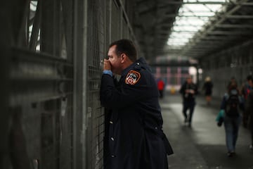 Un bombero de la ciudad de Nueva York observa la Zona Cero en el octavo aniversario de los ataques terroristas del 11 de septiembre de 2001.