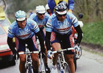 Uno de los momentos más icónicos, en lo que a tripletes de ciclismo se refiere, tuvo lugar en la Flecha Valona de 1994. Atacando en los kilómetros que precedían a la siempre decisiva llegada en el Muro de Huy, Moreno Argentin, Giorgio Furlan y Eugeni Berzin entraron triunfantes en meta para copar el podio de la clásica belga en nombre del conjunto Gewiss. La hazaña no estuvo exenta de polémica, ya que el equipo estuvo vinculado en aquellos años con el célebre doctor Ferrari, todo un pionero de la EPO en los años 90. “Pasaron de ser burros a caballos de carreras”, fue la frase más repetida, que quedó para el recuerdo de los aficionados, tras aquel triplete.