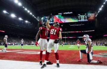 Austin Hooper, TE rookie de Atlanta Falcons, anotó el segundo touchdown de los Falcons en la final. 14 - 0 y la sensación de control absoluto.