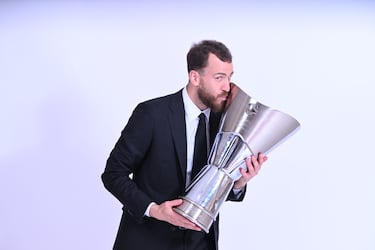 Sergio Rodríguez, posando con el trofeo de la Euroliga.