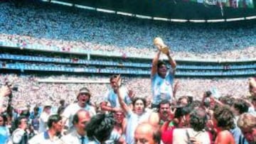 <b>RENDIDOS A MARADONA. </b>El Azteca fue testigo de la coronación de la Argentina de Maradona como campeona del mundo en 1986.