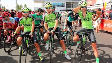 Los ciclistas del Euskadi-Murias, antes de tomar la salida en una etapa de la Vuelta a Espa&ntilde;a.