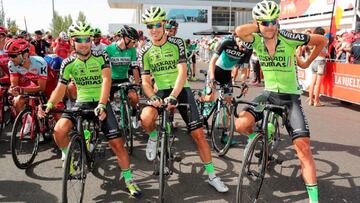 Los ciclistas del Euskadi-Murias, antes de tomar la salida en una etapa de la Vuelta a España.