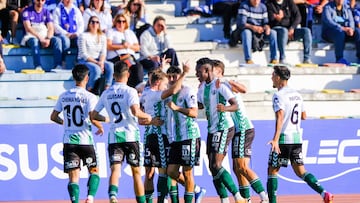 Los jugadores del Antequera celebran su gol en San Fernando.