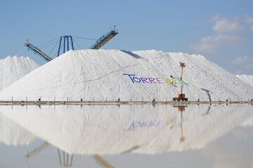 Así se prepara la salida de la Vuelta en las salinas de Torrevieja