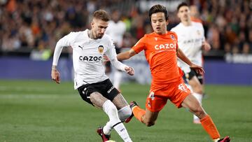 VALENCIA, 25/02/2023.- El centrocampista japonés de la Real Sociedad Take Kubo (d) disputa un balón con Samu Castillejo (i), delantero español del Valencia, durante el partido entre la Real Sociedad y el Valencia correspondiente a la jornada 23 de LaLiga Santander, este sábado en el estadio de Mestalla en Valencia. EFE/ Kai Forsterling
