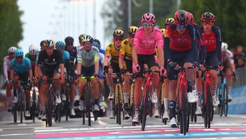 Overall leader INEOS Grenadiers's British rider Geraint Thomas (C-R) and fellow ridres of the pack cross the finish line of the twelfth stage of the Giro d'Italia 2023 cycling race, 179 km between Bra and Rivoli, on May 18, 2023. (Photo by Luca Bettini / AFP)