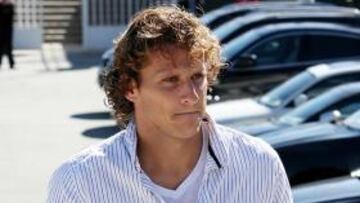 <b>A LA ESPERA. </b>Forlán, con gesto serio, a la salida de un entrenamiento en Majadahonda.