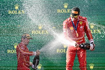 Los pilotos de Ferrari, Carlos Sainz y Charles Leclerc, se rocían con champán en el podio del GP de Australia.