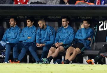 Bale y Benzema, en el banquillo del Allianz.