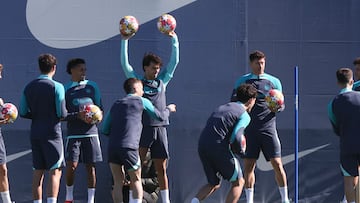 João Félix en el centro de la reunión de jugadores en el entrenamiento de ayer en Sant Joan Despí.