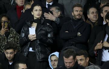 David Beckham y Bella Hadid en el palco del estadio del Parque de los Príncipes durante el partido de octavos de final de la Champions League 2017/2018 entre el PSG y el Real Madrid.