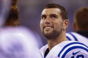 Noche perfecta para Andrew Luck que sali¨® a jugar en pretemporada por pirmera vez desde su a?o rookie, complet¨® todos los pases, y se fue a la banda con cara de satisfacci¨®n. Cuando le preguntaron a su entrenador, Chuck Pagano, que era lo que m¨¢s le hab¨ªa gustado de la actuaci¨®n de su QB titular, explic¨®: "que hizo slides". Las cosas claras.