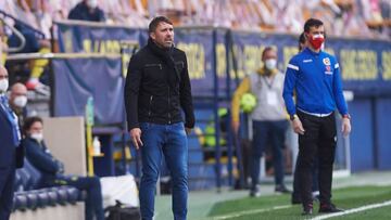 Eduardo Coudet dirige a su equipo durante el partido contra el Villarreal.