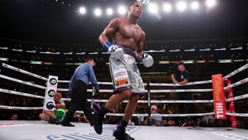 Devin Haney envía a la lona a Alfredo Santiago.
