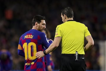 El jugador del Barcelona, Leo Massi charla con el colegiado Mart¨ªnez Munuera.