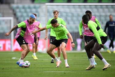 Aitor Ruibal, del Real Betis, observa bajo presión durante un entrenamiento del Real Betis.