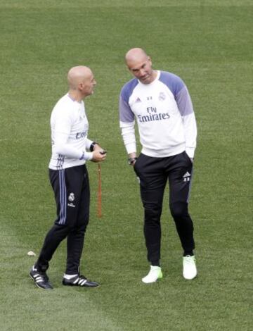 Zidane charla con Pintus. 