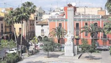 <b>PLAZA DE JAIME I EL CONQUISTADOR</b> La construyó el fundador de Vila-Real en 1274 y allí ha permanecido siete siglos, ya casi sin sus famosos pórticos. La plaza le sigue dando a la ciudad un sabor medieval muy distinto al de su floreciente y moderna industria azulejera.