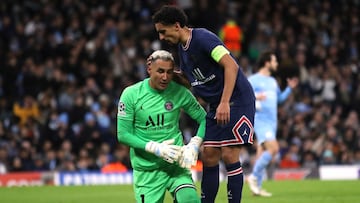 Soccer Football - Champions League - Group A - Manchester City v Paris St Germain - Etihad Stadium, Manchester, Britain - November 24, 2021 Paris St Germain&#039;s Keylor Navas with Marquinhos Action images via Reuters/Carl Recine