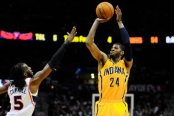 Paul George lanza a canasta.